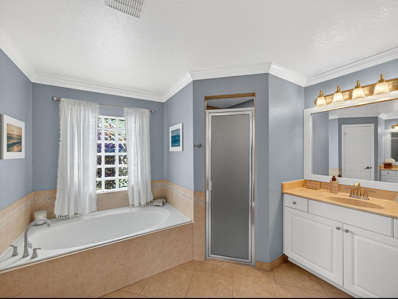 Master bath with soaking tub